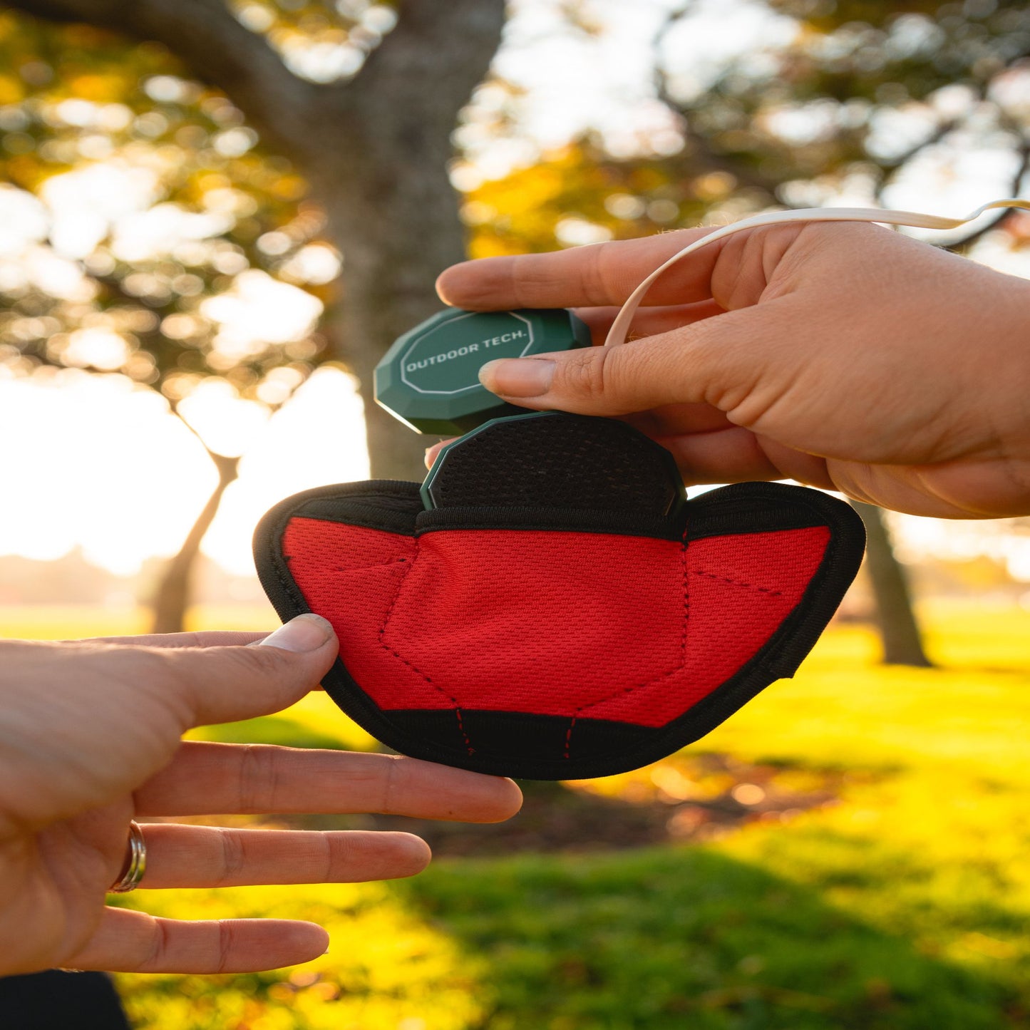 K-Roo Pouch 2.0:どんなヘルメットもオーディオデバイスに!