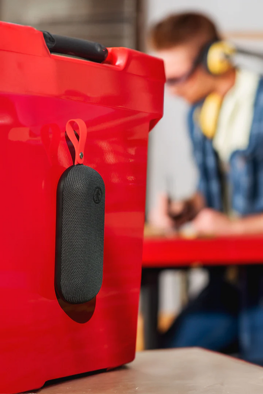 Bolt:あらゆる場で音楽を楽しめるマグネット防水Bluetoothスピーカー