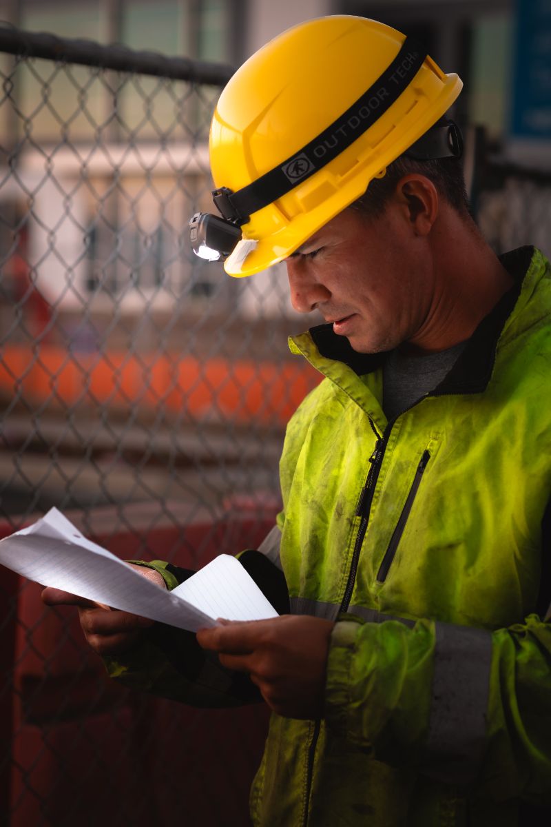 Beacon：500ルーメンのリチャージャブルLEDヘッドライト（モーションセンサー搭載）