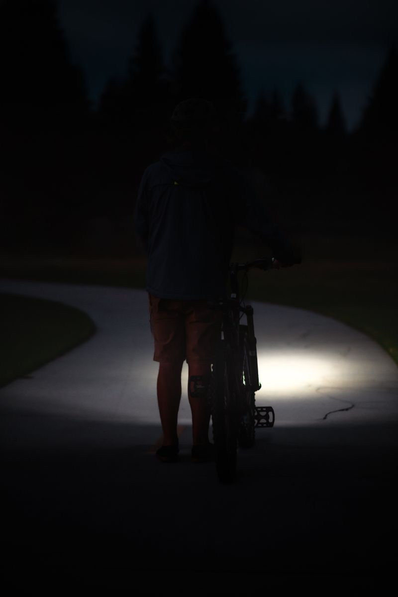 Beacon：500ルーメンのリチャージャブルLEDヘッドライト（モーションセンサー搭載）